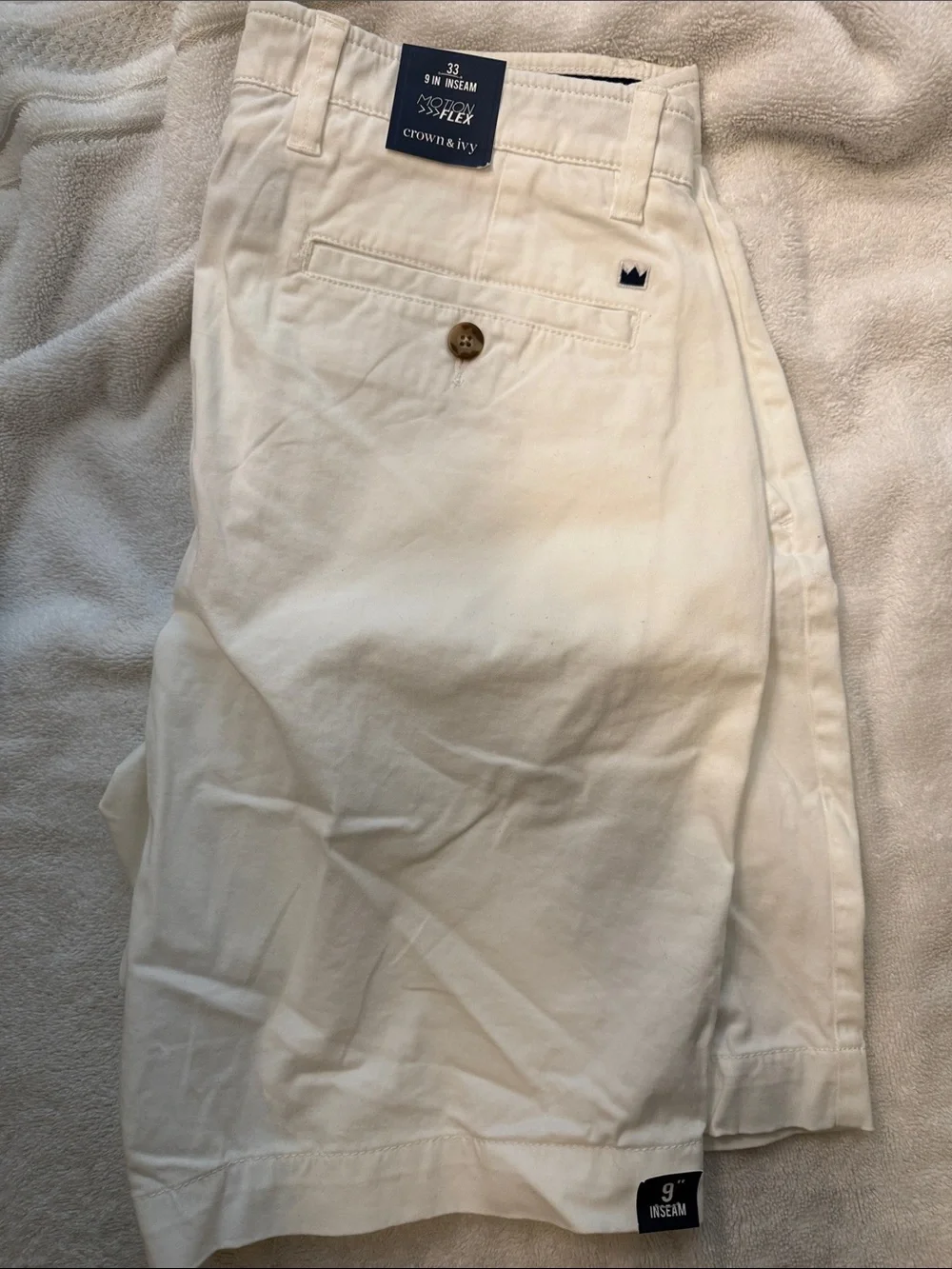 crown & ivy White Flat-Front Men’s Shorts - Picture 2 of 4